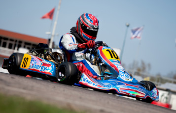 Картинка спорт автоспорт трек гонщик карт шлем вираж