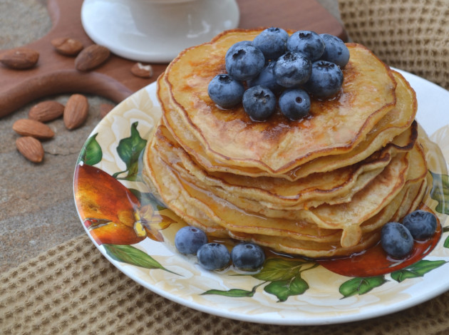 Обои картинки фото еда, блины,  оладьи, голубика