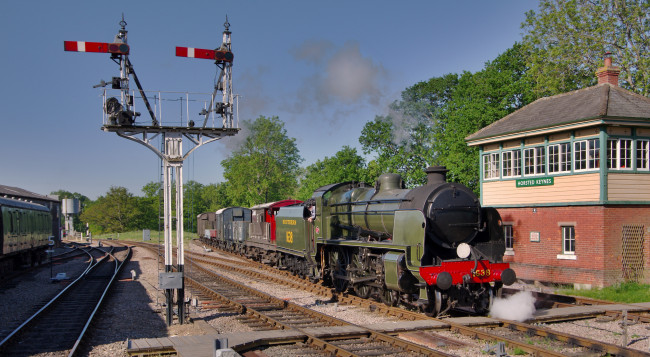 Обои картинки фото техника, паровозы, семафор, паровоз, переезд, рельсы, железная, дорога