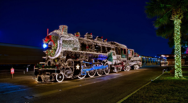 Обои картинки фото техника, паровозы, гирлянды, фонарики, праздник, город, паровоз, ночь