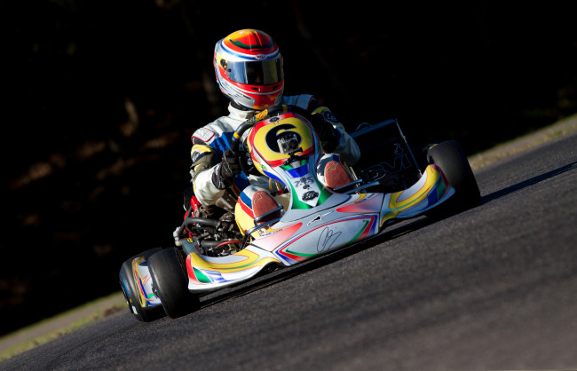 Обои картинки фото спорт, автоспорт, карт, шлем, вираж, гонщик, трек