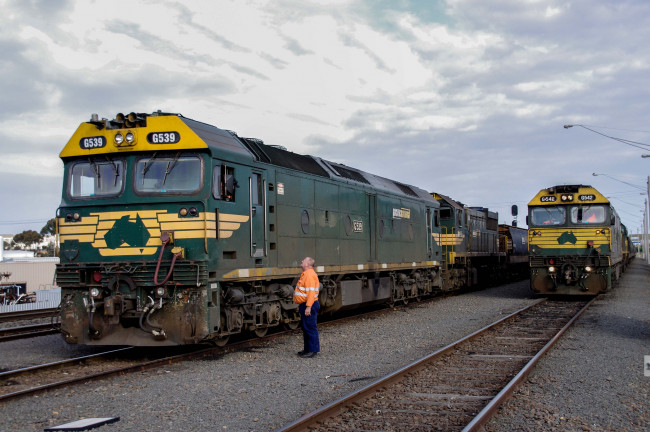 Обои картинки фото техника, поезда, локомотивы, ночь, дорога, железная