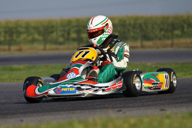 Обои картинки фото спорт, автоспорт, гонщик, шлем, вираж, карт, трек