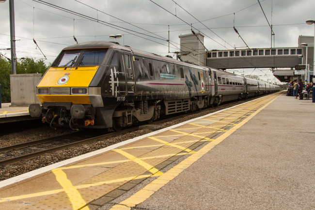 Обои картинки фото техника, электрички, рельсы, электричка, мачты, провода