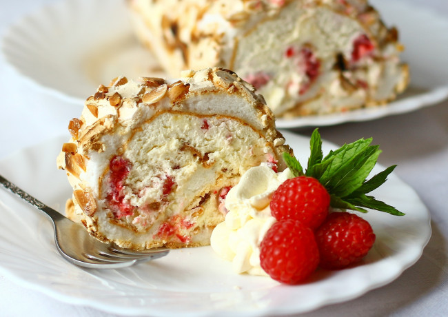 Обои картинки фото еда, пирожные,  кексы,  печенье, малина, крем, рулет