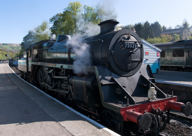 Обои картинки фото техника, паровозы, стоянка, перрон, паровоз, рельсы, железная, дорога