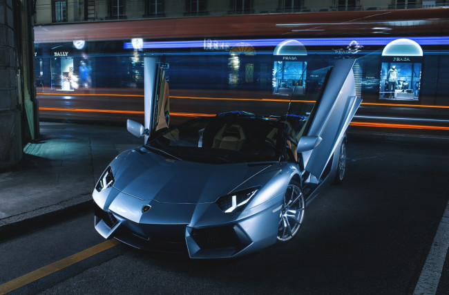 Обои картинки фото автомобили, lamborghini, roadster, lp700-4, aventador, nigth, road, door, silver, supercars, ligth, city