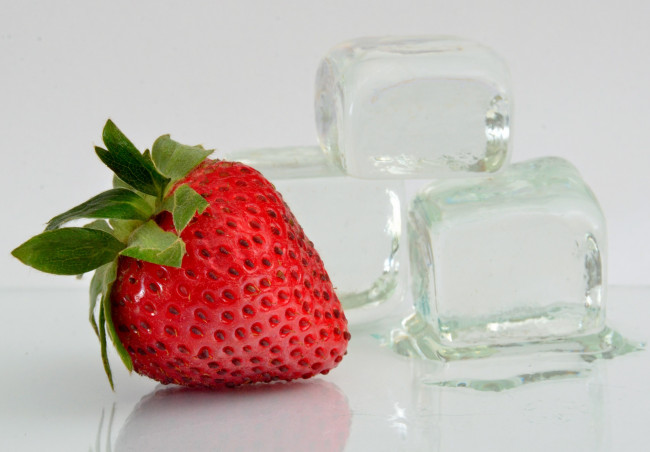 Обои картинки фото еда, клубника,  земляника, лед, ягодка