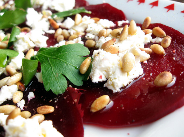 Обои картинки фото еда, салаты,  закуски, свекла, орешки, петрушка