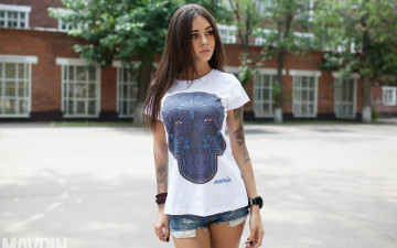Картинка девушки diana+melison шорты брюнетка diana melison aleksandr mavrin белая футболка короткие оглядываясь русский тату модель