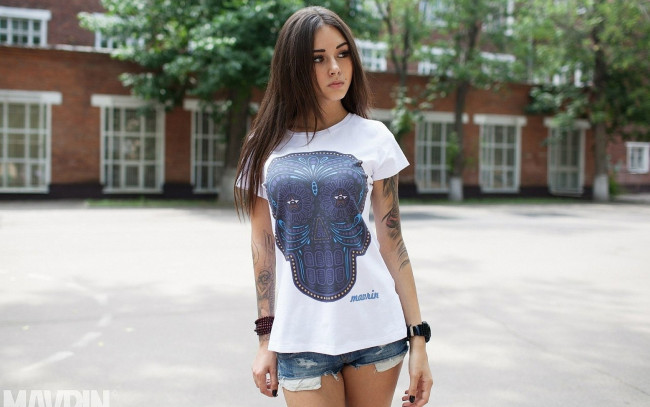 Обои картинки фото девушки, diana melison, шорты, брюнетка, diana, melison, aleksandr, mavrin, белая, футболка, короткие, оглядываясь, русский, тату, модель