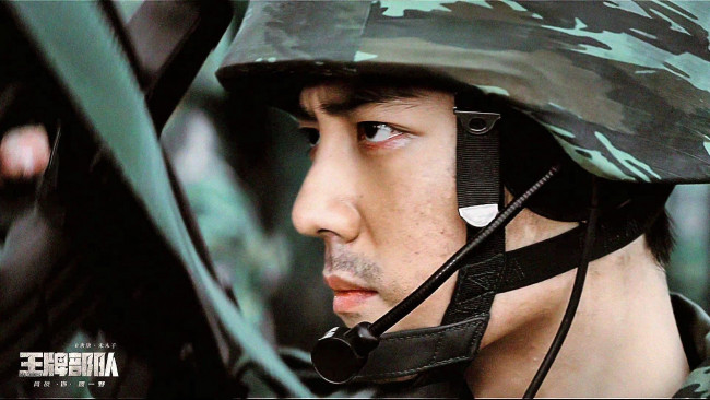 Обои картинки фото кино фильмы, ace troops, гу, ие, лицо, каска