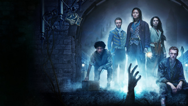 Обои картинки фото кино фильмы, the irregulars , сериал, люди, рука, арка, город