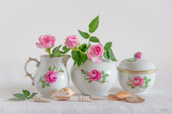 Картинка разное посуда +столовые+приборы +кухонная+утварь цветы розы бутоны букет статуэтка фон