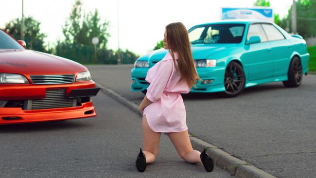 Обои картинки фото девушка и авто, автомобили, -авто с девушками, девушка, женщина, шатенка, темноволосая, сексуальная, модель, звезда, позирует, разная, обувь, верхняя, стильная, одежда, нижнее, эротическое, бельё, трусы, лифчик, колготки, чулки, аксессуары, макияж, и, множество, элементов, на, фотографии