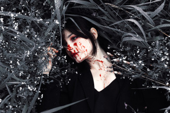 Картинка девушки tenletters брюнетка кровь трава