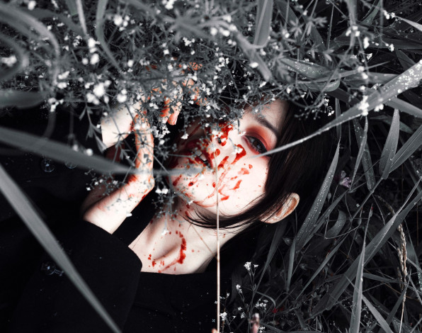 Обои картинки фото девушки, tenletters, брюнетка, кровь, трава