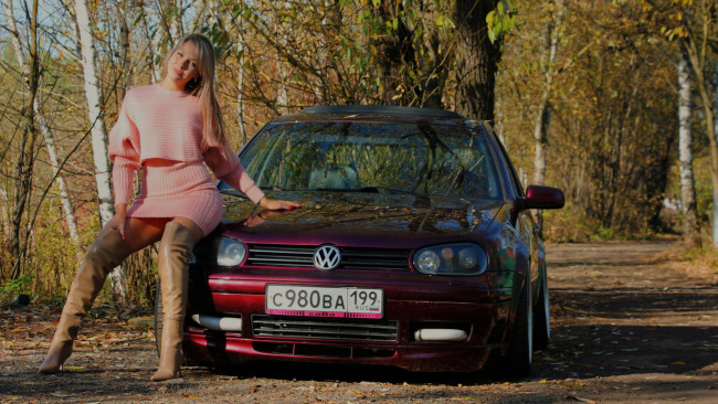 Обои картинки фото автомобили, -авто с девушками, volkswagen, golf, upskirt, платье, короткое, задралось, приподняла, трусики, расставила, ноги, сидит, вид, сбоку, спереди