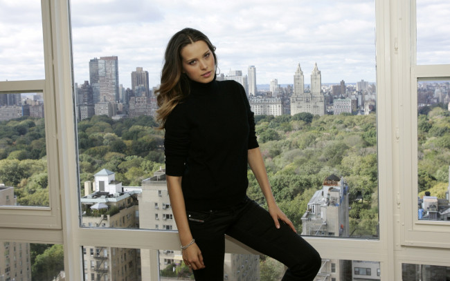 Обои картинки фото Petra Nemcova, девушки, , , окно, панорама, город