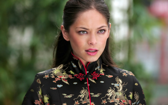 Обои картинки фото Kristin Kreuk, девушки, , , платье, драконы