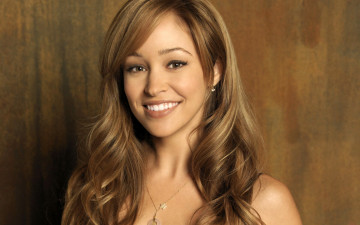 Картинка Autumn+Reeser девушки   медальон улыбка