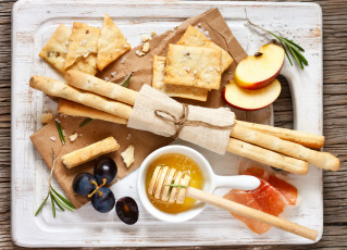 Картинка еда салаты +закуски гриссини палочки хлеб крекеры мёд мед яблоки виноград розмарин ветчина балык доска закуска