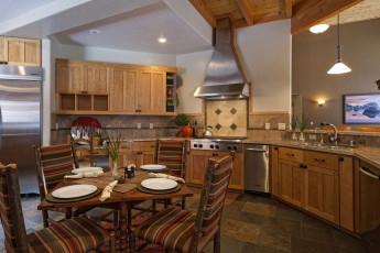 Картинка интерьер кухня стулья стол