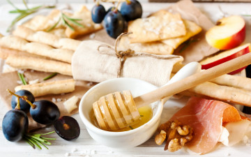 Картинка еда разное ветчина балык орехи мёд мед виноград яблоки розмарин гриссини палочки хлеб