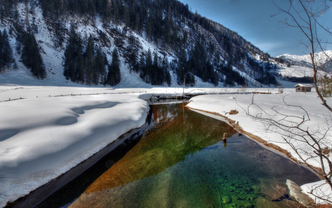 Обои картинки фото природа, реки, озера, деревья, ель, лес, сопки, холмы, дом, солнечно, зима, речка, река, снег