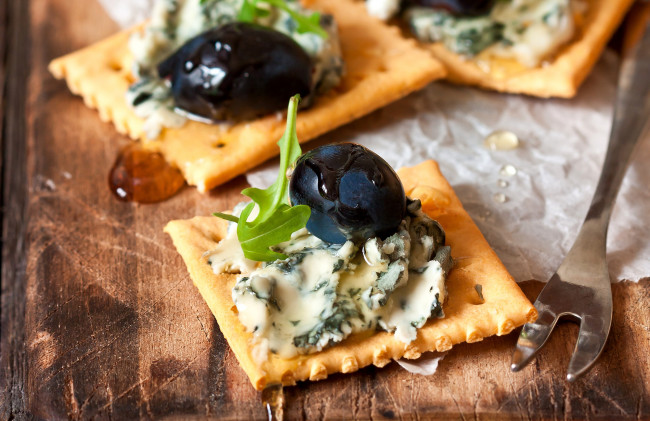 Обои картинки фото еда, салаты,  закуски, сыр, крекеры, виноград, мёд, мед, закуска