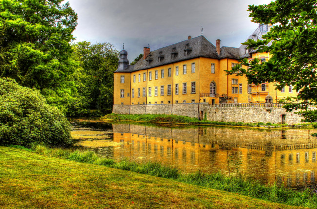 Обои картинки фото castle  dyck германия, города, - дворцы,  замки,  крепости, трава, пруд, замок, германия, castle, dyck