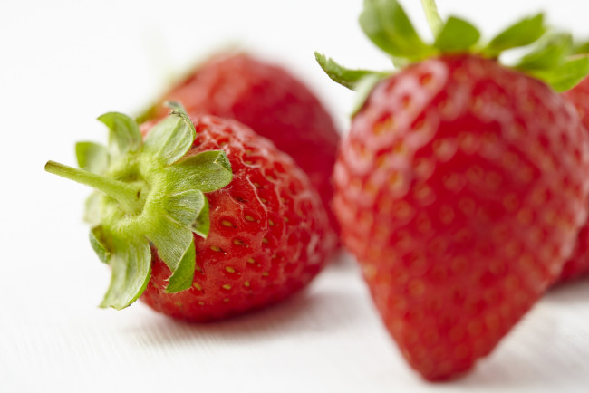 Обои картинки фото еда, клубника,  земляника, листья, фон