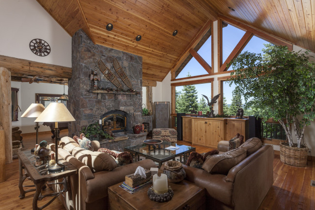 Обои картинки фото интерьер, гостиная, камин, диван