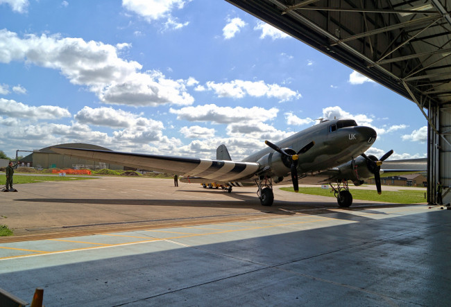 Обои картинки фото c-47 dakota, авиация, военно-транспортные самолёты, ангар, площадка, самолет