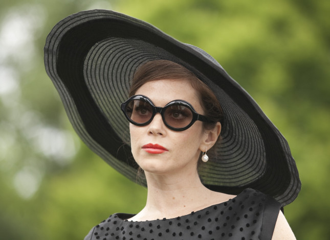 Обои картинки фото девушки, anna friel, шляпа, очки, anna, friel, лицо