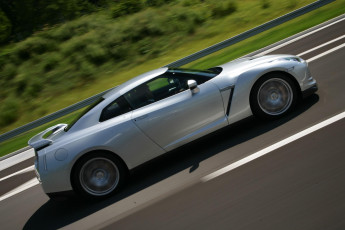 обоя автомобили, nissan, datsun, ниссан, gt-r, белый, скорость, трасса, дорога