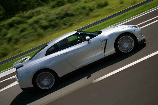 Обои картинки фото автомобили, nissan, datsun, ниссан, gt-r, белый, скорость, трасса, дорога