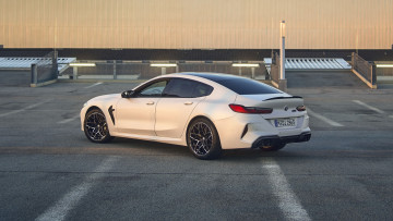 Картинка bmw+m8+competition+gran+coupe+2022 автомобили bmw m8 competition gran coupe белый бмв вид сзади