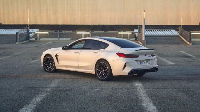 Обои картинки фото bmw m8 competition gran coupe 2022, автомобили, bmw, m8, competition, gran, coupe, белый, бмв, вид, сзади