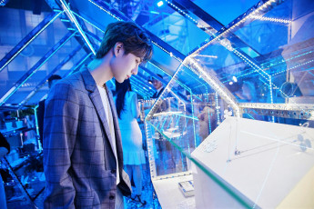 Картинка мужчины wang+yi+bo актер пиджак витрина