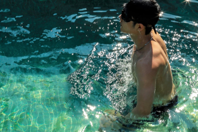 Обои картинки фото мужчины, xiao zhan, актер, бассейн, очки