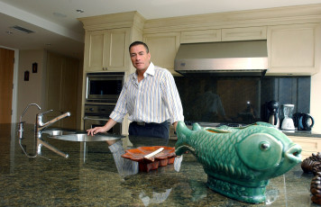 обоя мужчины, jean-claude van damme, актер, рубашка, кухня, мебель