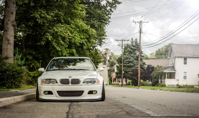 Обои картинки фото bmw e46, автомобили, bmw, белый, дорога, деревья, дома