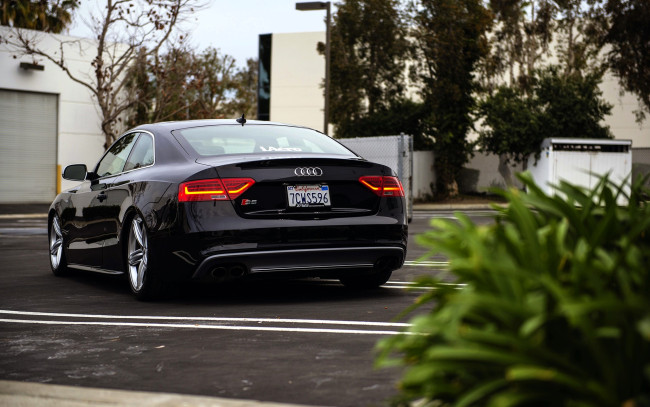 Обои картинки фото audi s5, автомобили, audi, черный, площадка, дом