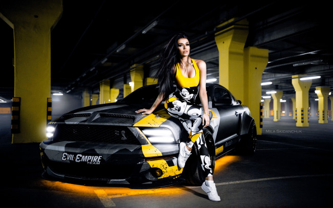 Обои картинки фото автомобили, -авто с девушками, черный, парковка, брюнетка