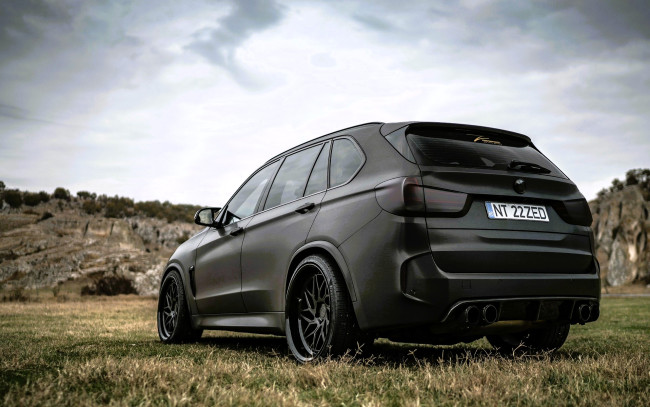 Обои картинки фото bmw x5, автомобили, bmw, черный, скалы, поляна