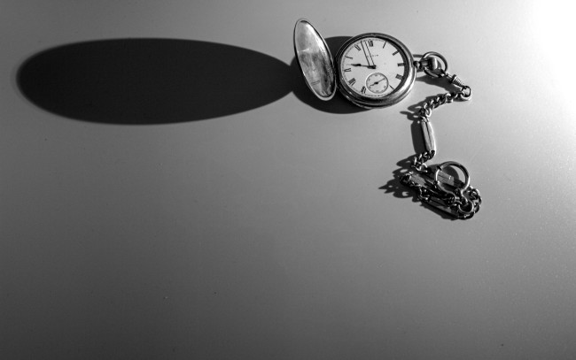 Обои картинки фото разное, часы,  часовые механизмы, крышка, цепочка, тень