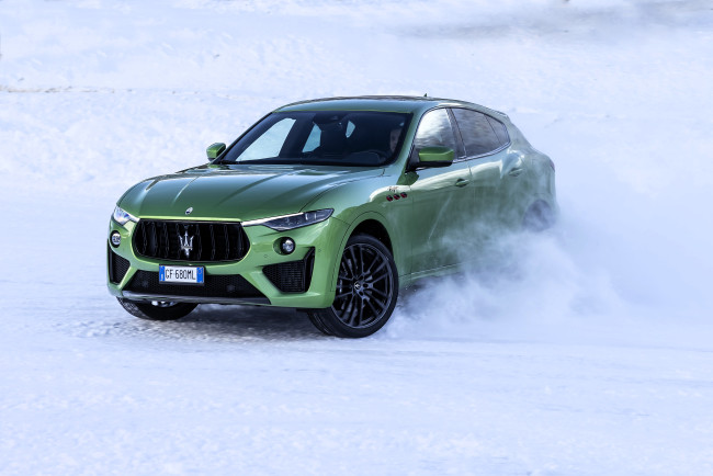 Обои картинки фото автомобили, marussia, зеленый, снег, зима, дрифт