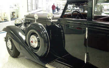 Картинка автомобили выставки уличные фото