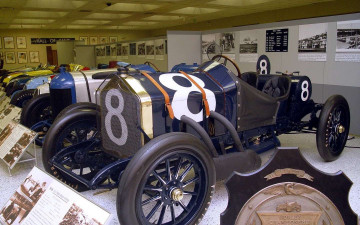 Картинка автомобили выставки уличные фото